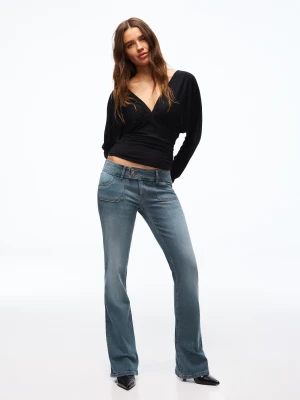Bershka Jeansy O Kroju Bootcut Z Niskim Stanem Kobieta Niebieski