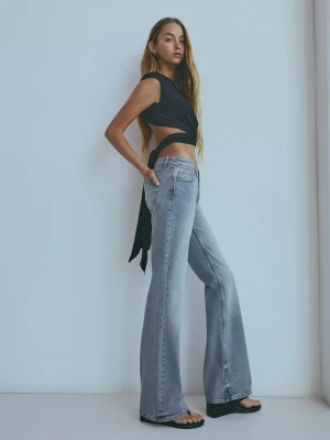 Bershka Jeansy O Kroju Bootcut Z Niskim Stanem Kobieta Niebieski