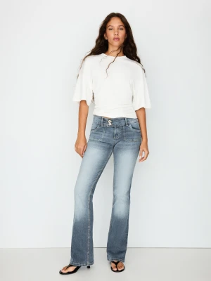 Bershka Jeansy O Kroju Bootcut Z Niskim Stanem Kobieta Niebieski
