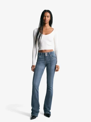 Bershka Jeansy O Kroju Bootcut Z Niskim Stanem Kobieta Wyblakły Niebieski