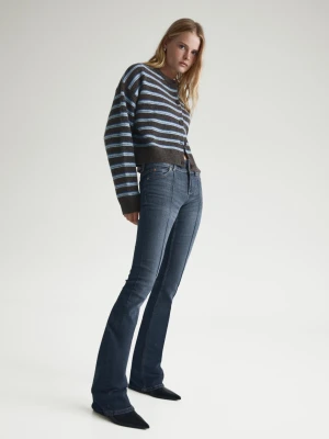 Bershka Jeansy O Kroju Bootcut Z Niskim Stanem Kobieta Wyblakły Niebieski