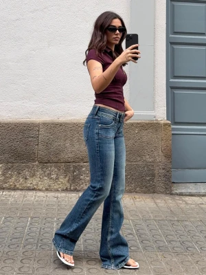 Bershka Jeansy O Kroju Bootcut Z Niskim Stanem Kobieta Wyblakły Niebieski