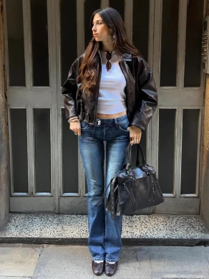 Bershka Jeansy O Kroju Bootcut Z Niskim Stanem Kobieta Wyblakły Niebieski