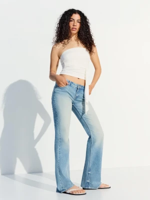 Bershka Jeansy O Kroju Bootcut Z Niskim Stanem Kobieta Wyblakły Niebieski