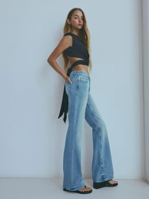 Bershka Jeansy O Kroju Bootcut Z Niskim Stanem Kobieta Wyblakły Niebieski