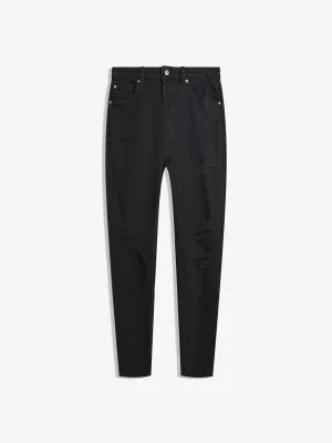 Bershka Jeansy O Kroju Carrot Z Przetarciami Mężczyzna Czarny