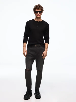 Bershka Jeansy O Kroju Carrot Z Przetarciami Mężczyzna Czarny