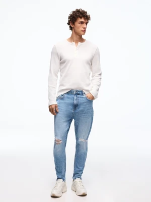 Bershka Jeansy O Kroju Carrot Z Przetarciami Mężczyzna Jasnoniebieski