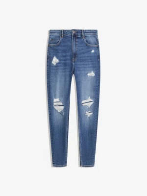 Bershka Jeansy O Kroju Carrot Z Przetarciami Mężczyzna Niebieski