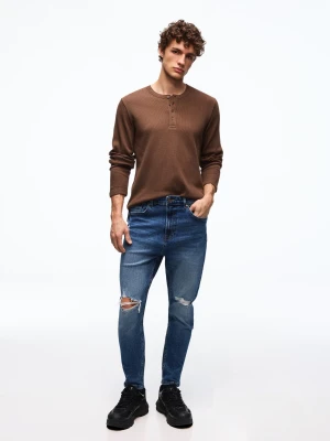 Bershka Jeansy O Kroju Carrot Z Przetarciami Mężczyzna Niebieski