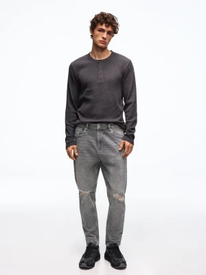 Bershka Jeansy O Kroju Carrot Z Przetarciami Mężczyzna Szary