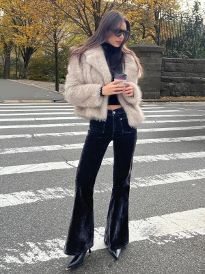 Bershka Jeansy O Kroju Flare Flock Kobieta Brązowy