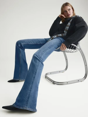 Bershka Jeansy O Kroju Flare Kobieta Wyblakły Niebieski