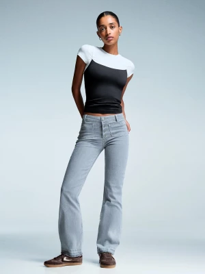 Bershka Jeansy O Kroju Flare O Krótszym Kroju Kobieta Szary