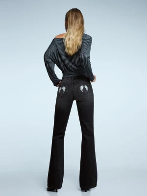 Bershka Jeansy O Kroju Flare Z Haftowanymi Kieszeniami Kobieta Czarny
