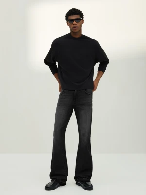 Bershka Jeansy O Kroju Flare Z Komfortowym Fasonem Mężczyzna Czarny
