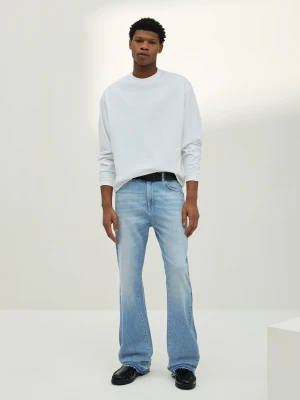 Bershka Jeansy O Kroju Flare Z Komfortowym Fasonem Mężczyzna Wyblakły Niebieski