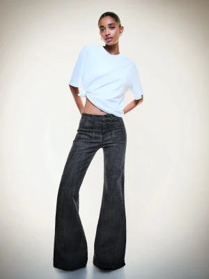 Bershka Jeansy O Kroju Flare Z Komfortowymi Kieszeniami Kobieta Czarny