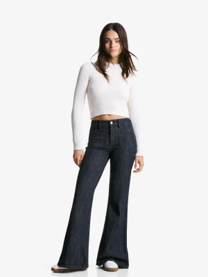 Bershka Jeansy O Kroju Flare Z Komfortowymi Kieszeniami Kobieta Granatowy
