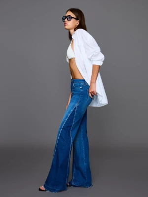 Bershka Jeansy O Kroju Flare Z Kontrastem Kobieta Wyblakły Niebieski