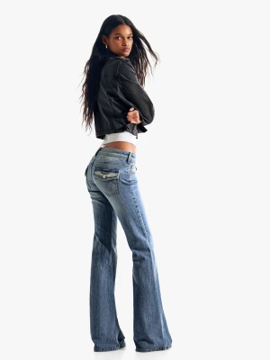 Bershka Jeansy O Kroju Flare Z Niskim Stanem I Haftem Kobieta Jasnoniebieski