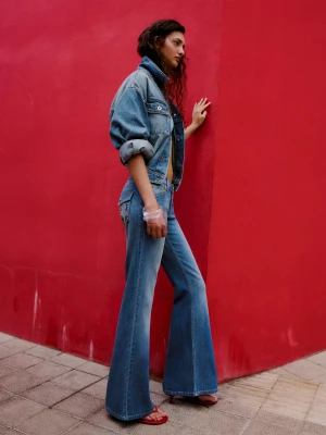 Bershka Jeansy O Kroju Flare Z Niskim Stanem I Haftem Kobieta Wyblakły Niebieski