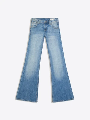 Bershka Jeansy O Kroju Flare Z Niskim Stanem Kobieta Wyblakły Niebieski
