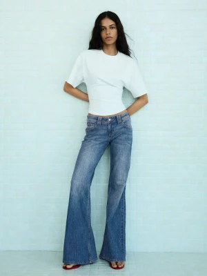 Bershka Jeansy O Kroju Flare Z Niskim Stanem I Haftem Kobieta Wyblakły Niebieski