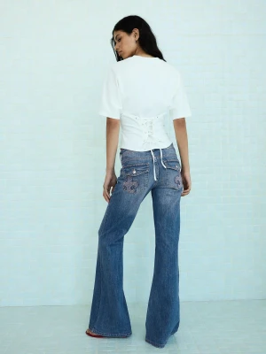 Bershka Jeansy O Kroju Flare Z Niskim Stanem I Haftem Kobieta Wyblakły Niebieski
