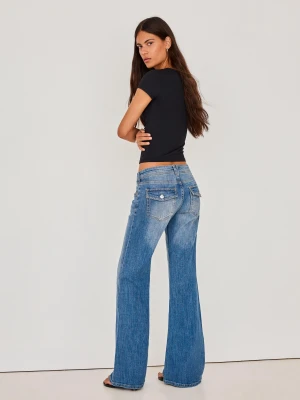 Bershka Jeansy O Kroju Flare Z Niskim Stanem Kobieta Wyblakły Niebieski