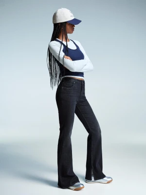 Bershka Jeansy O Kroju Flare Z Rozcięciem Kobieta Czarny