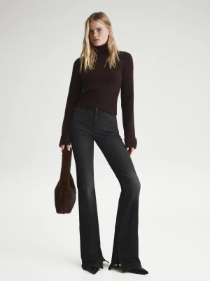 Bershka Jeansy O Kroju Flare Z Rozcięciem Kobieta Czarny