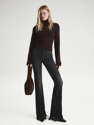 Bershka Jeansy O Kroju Flare Z Rozcięciem Kobieta Czarny