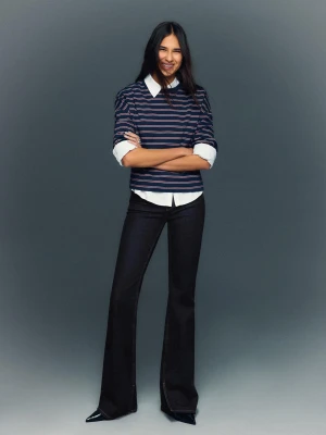 Bershka Jeansy O Kroju Flare Z Rozcięciem Kobieta Granatowy