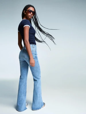 Bershka Jeansy O Kroju Flare Z Rozcięciem Kobieta Wyblakły Niebieski