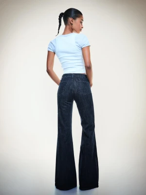 Bershka Jeansy O Kroju Flare Z Wygodnymi Kieszeniami Kobieta Granatowy