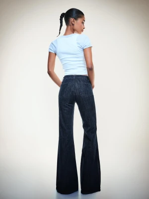 Bershka Jeansy O Kroju Flare Z Wygodnymi Kieszeniami Kobieta Granatowy