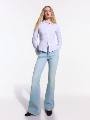 Bershka Jeansy O Kroju Flare Z Wysokim Stanem Kobieta Jasnoniebieski