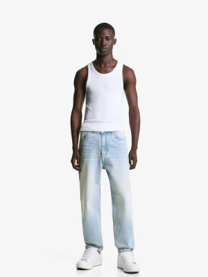 Bershka Jeansy O Kroju Loose Tapered Mężczyzna Wyblakły Niebieski