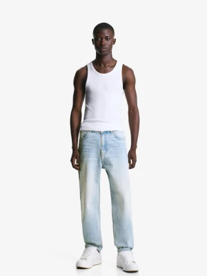 Bershka Jeansy O Kroju Loose Tapered Mężczyzna Wyblakły Niebieski