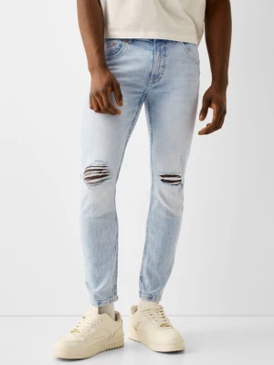 Bershka Jeansy O Kroju Skinny Z Efektem Podarcia Mężczyzna Jasnoniebieski