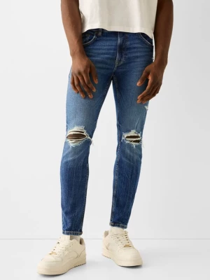 Bershka Jeansy O Kroju Skinny Z Efektem Podarcia Mężczyzna Niebieski