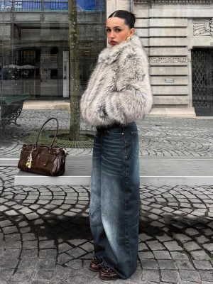 Bershka Jeansy O Kroju Slouchy Z Niskim Stanem Kobieta Wyblakły Niebieski