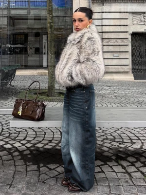 Bershka Jeansy O Kroju Slouchy Z Niskim Stanem Kobieta Wyblakły Niebieski