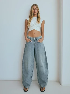 Bershka Jeansy O Kroju Slouchy Z Niskim Stanem Kobieta Wyblakły Niebieski