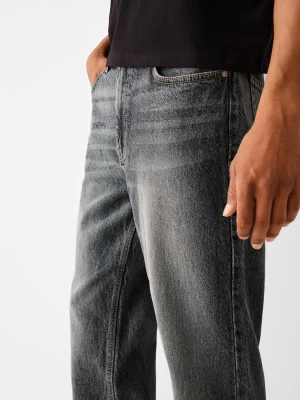 Bershka Jeansy O Kroju Straight Fit Mężczyzna Ciemnoszary