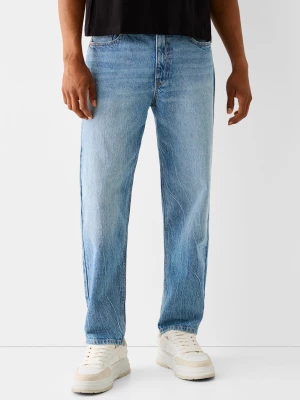 Bershka Jeansy O Kroju Straight Fit Mężczyzna Wyblakły Niebieski