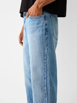 Bershka Jeansy O Kroju Straight Fit Mężczyzna Wyblakły Niebieski