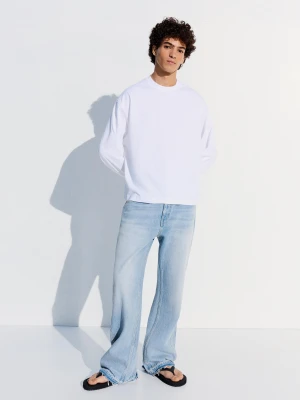Bershka Jeansy O Kroju Straight Flare Mężczyzna Wyblakły Niebieski