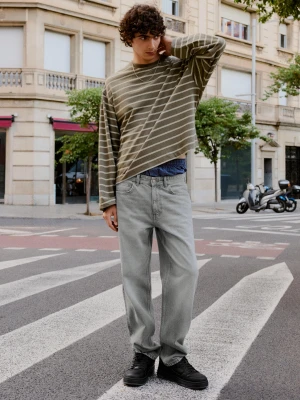 Bershka Jeansy O Kroju Straight Mężczyzna Szary